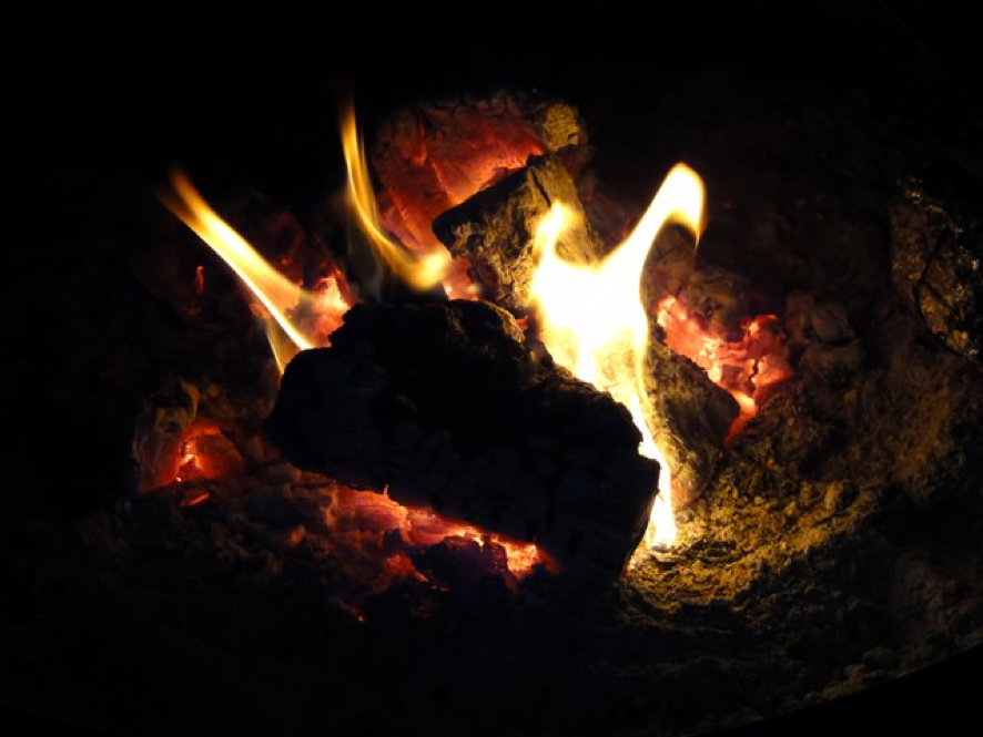 炎を出して燃える炭