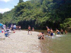 八曽モミの木キャンプ場　川エリアで遊ぶ子供達