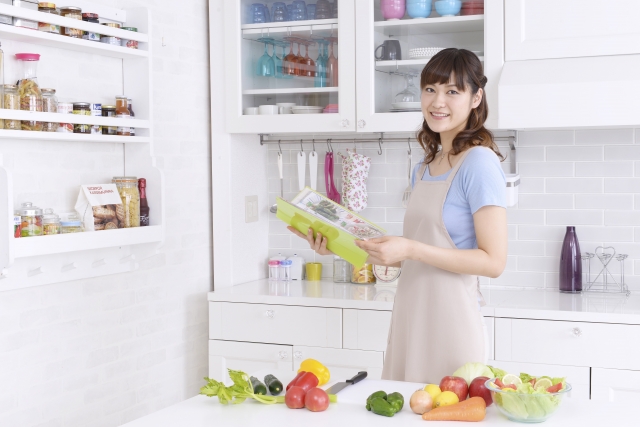 野菜を選ぶ女性