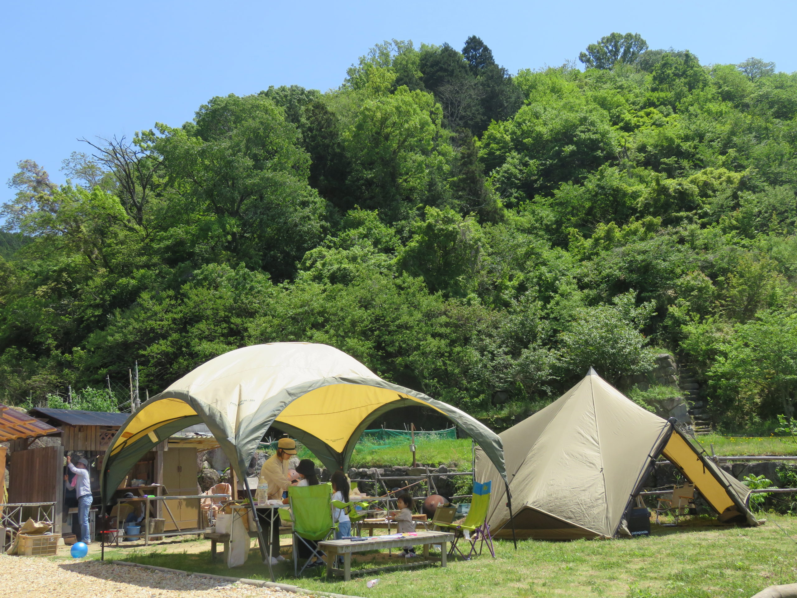 ベースキャンプ河内夢楽のテント設営