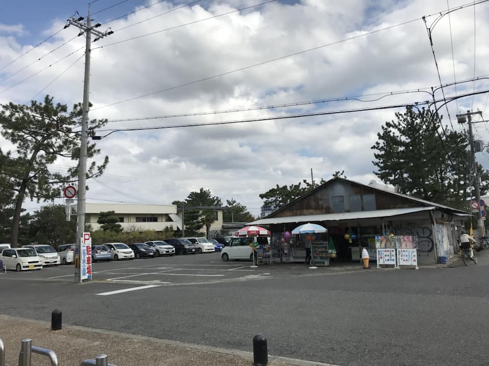 駐車場と売店