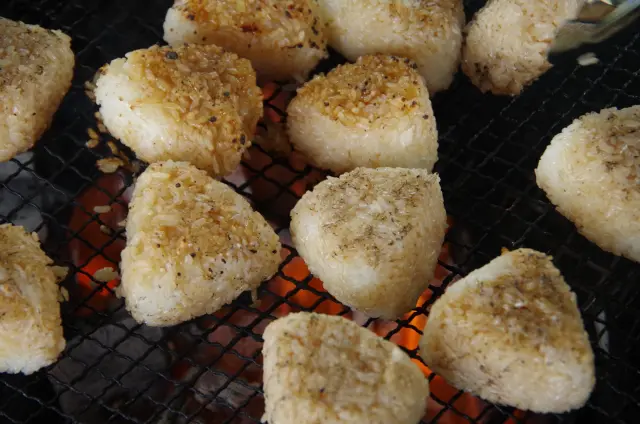 バーベキューで簡単焼きおにぎり qで焼くコツとレシピをご紹介 手ぶらbbqならアップグリル